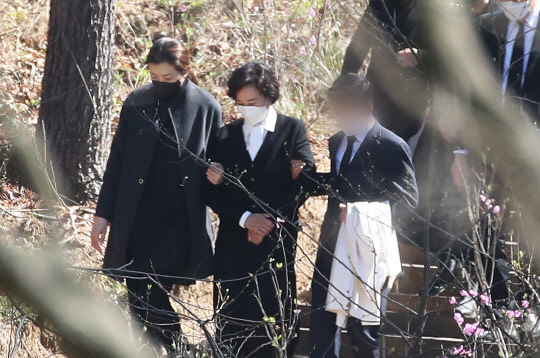 이명희 정석기업 고문과 조현민 한진 부사장이 8일 오후 경기도 용인시 기흥구 하갈동 소재 선영에서 열린 고(故) 조양호 회장 2주기 추모 행사를 마치고 차량으로 이동하고 있다.<연합뉴스>